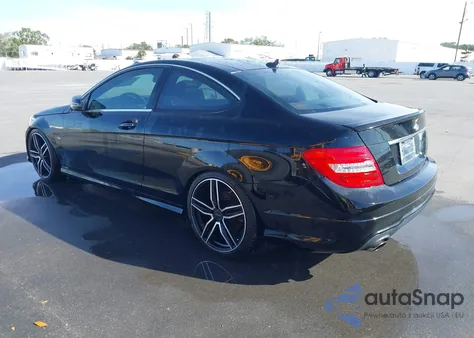 2012 Mercedes-Benz C 250 z USA, uszkodzony, nr VIN WDDGJ4HB7CF883045